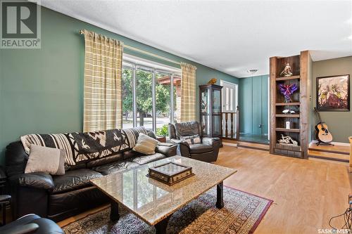 6139 7Th Avenue N, Regina, SK - Indoor Photo Showing Living Room