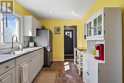 118 Westchester Avenue, St. Catharines, ON - Indoor Photo Showing Kitchen With Double Sink