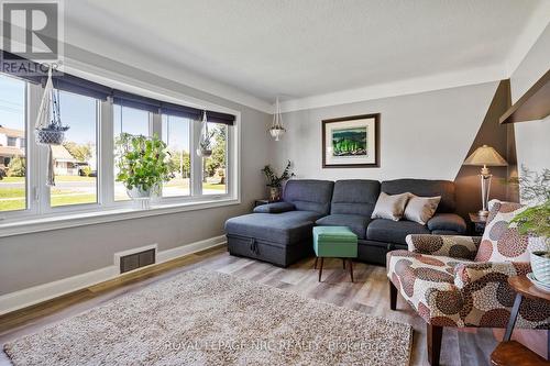 118 Westchester Avenue, St. Catharines, ON - Indoor Photo Showing Living Room