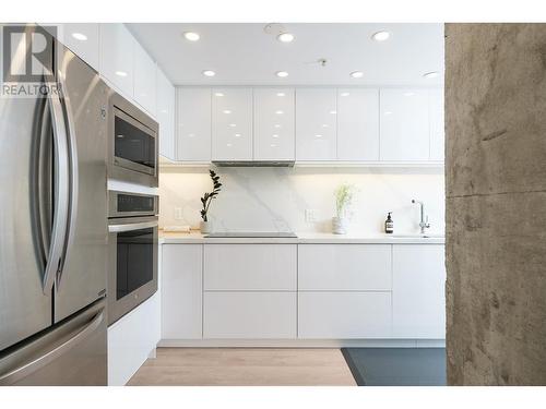 2204 1238 Melville Street, Vancouver, BC - Indoor Photo Showing Kitchen With Upgraded Kitchen