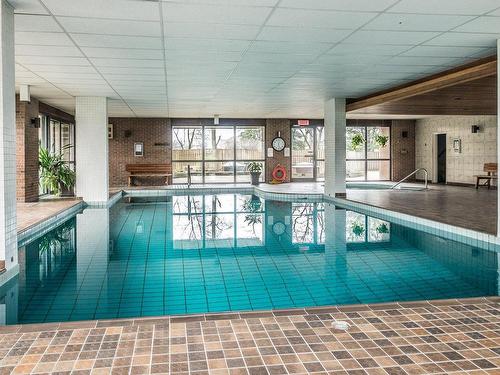 Piscine - 911-6980 Ch. De La Côte-St-Luc, Montréal (Côte-Des-Neiges/Notre-Dame-De-Grâce), QC - Indoor Photo Showing Other Room With In Ground Pool