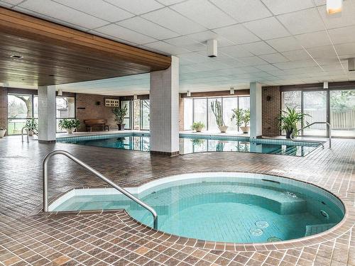 Piscine - 911-6980 Ch. De La Côte-St-Luc, Montréal (Côte-Des-Neiges/Notre-Dame-De-Grâce), QC - Indoor Photo Showing Other Room With In Ground Pool