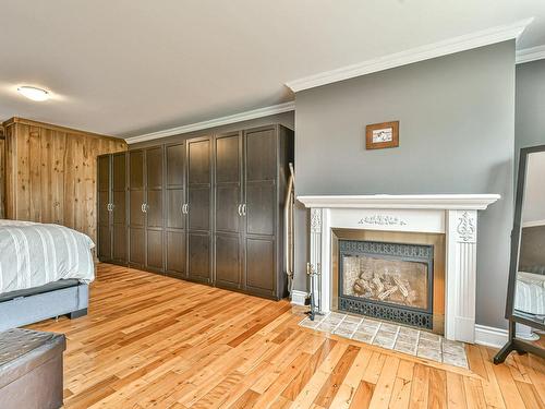 Chambre Ã  coucher principale - 164 Ch. Du Mont-Catherine, Sainte-Agathe-Des-Monts, QC - Indoor Photo Showing Living Room With Fireplace