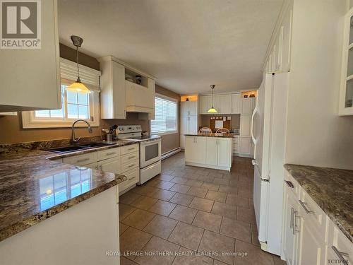 26 Ponderosa Street, Timmins (Gold Centre), ON - Indoor Photo Showing Kitchen