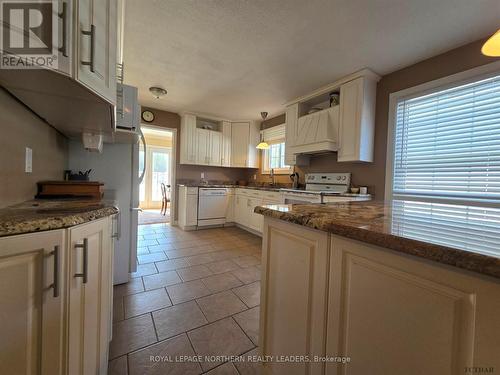 26 Ponderosa Street, Timmins (Gold Centre), ON - Indoor Photo Showing Kitchen