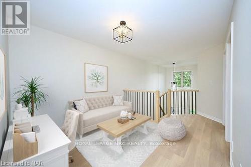 76 Loretta Drive, Niagara-On-The-Lake, ON - Indoor Photo Showing Living Room