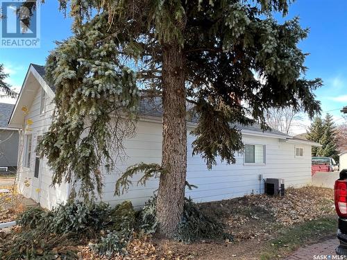 118 2Nd Street W, Leader, SK - Outdoor