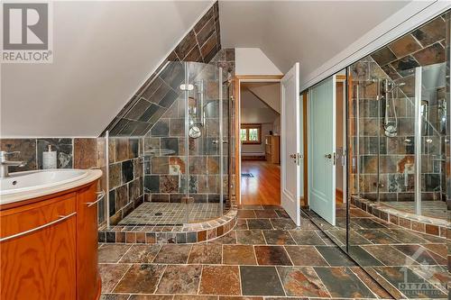 81 Renfrew Avenue, Ottawa, ON - Indoor Photo Showing Bathroom