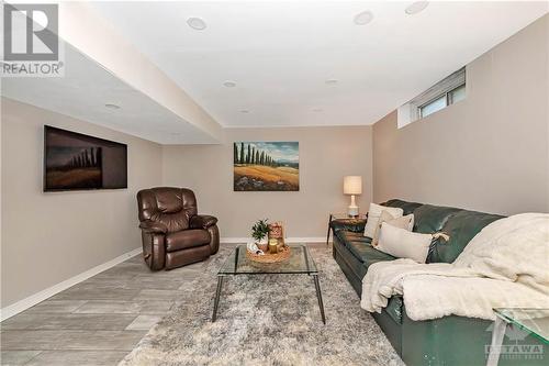 81 Renfrew Avenue, Ottawa, ON - Indoor Photo Showing Living Room