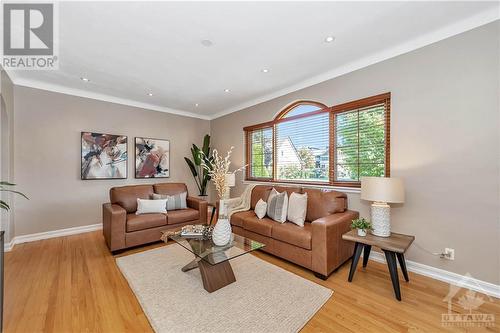 81 Renfrew Avenue, Ottawa, ON - Indoor Photo Showing Living Room