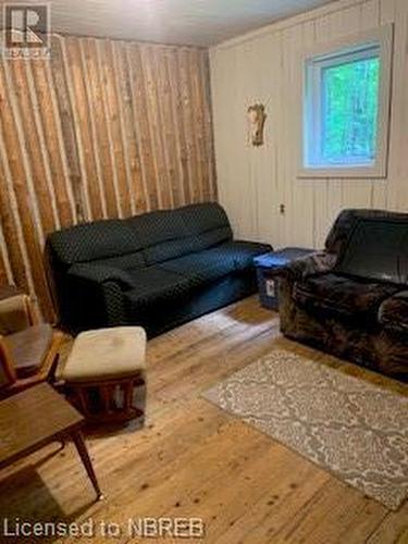 301 Tee Lake Road, Mattawa, ON - Indoor Photo Showing Living Room