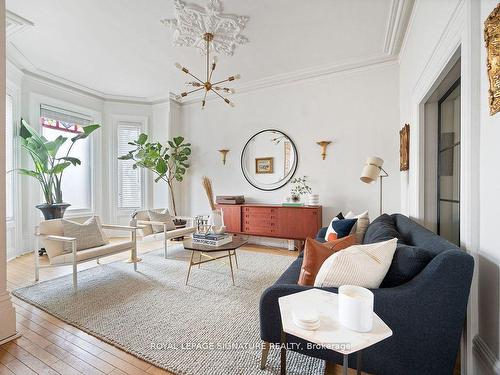 102 Seaton St, Toronto, ON - Indoor Photo Showing Living Room