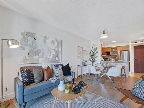 806-18 Harrison Garden Blvd, Toronto, ON - Indoor Photo Showing Living Room