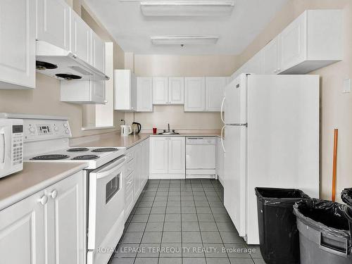 1215-1 Lee Centre Dr, Toronto, ON - Indoor Photo Showing Kitchen