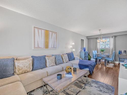 387 Emms Dr, Barrie, ON - Indoor Photo Showing Living Room