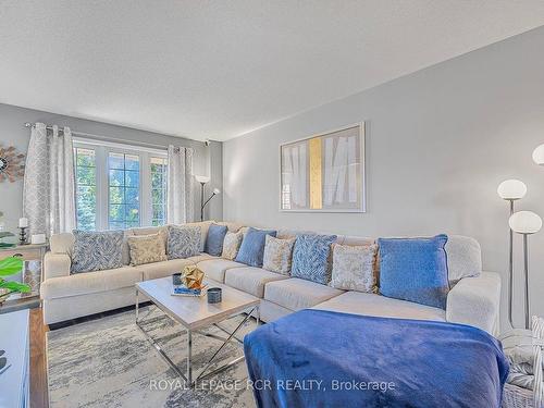 387 Emms Dr, Barrie, ON - Indoor Photo Showing Living Room