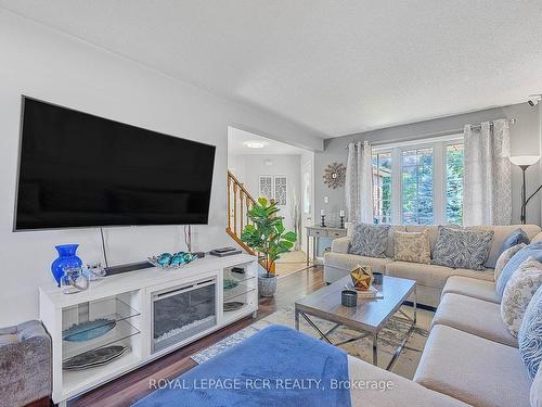 387 Emms Dr, Barrie, ON - Indoor Photo Showing Living Room