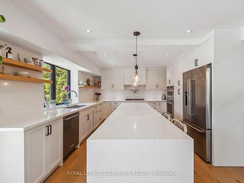 2054 Obeck Cres, Mississauga, ON - Indoor Photo Showing Kitchen With Double Sink With Upgraded Kitchen