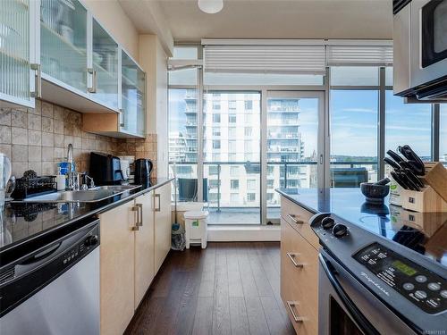 907-845 Yates St, Victoria, BC - Indoor Photo Showing Kitchen With Double Sink