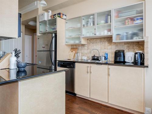 907-845 Yates St, Victoria, BC - Indoor Photo Showing Kitchen