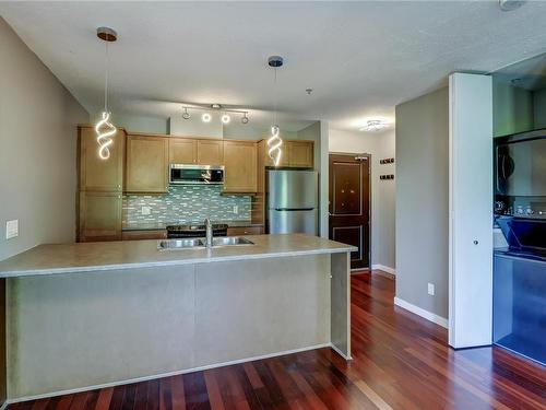 313-555 Franklyn St, Nanaimo, BC - Indoor Photo Showing Kitchen With Double Sink