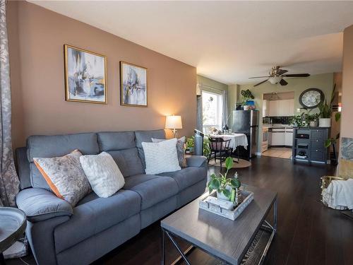 301-315 Hecate St, Nanaimo, BC - Indoor Photo Showing Living Room