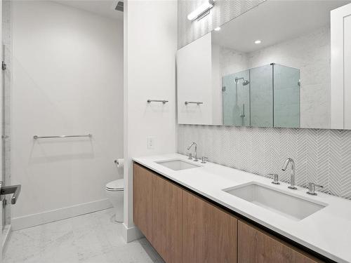 303-888 Government St, Victoria, BC - Indoor Photo Showing Bathroom