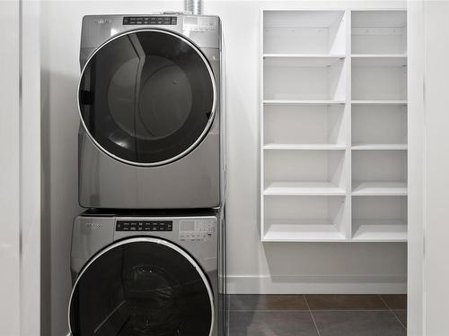 303-888 Government St, Victoria, BC - Indoor Photo Showing Laundry Room