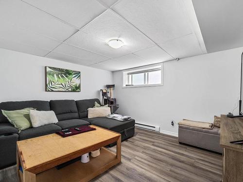 2465 Glenview Ave, Kamloops, BC - Indoor Photo Showing Living Room