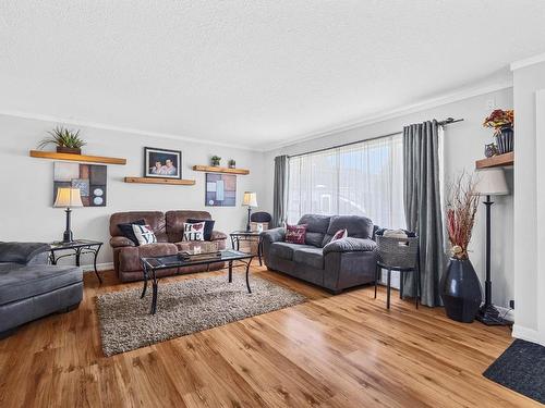 2465 Glenview Ave, Kamloops, BC - Indoor Photo Showing Living Room