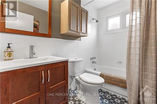 434 Hilson Avenue, Ottawa, ON - Indoor Photo Showing Bathroom