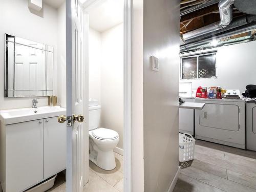 Powder room - 5781 Av. Smart, Côte-Saint-Luc, QC - Indoor Photo Showing Laundry Room