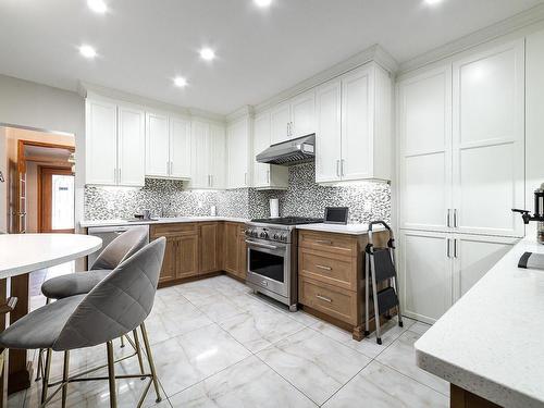 Kitchen - 5781 Av. Smart, Côte-Saint-Luc, QC - Indoor Photo Showing Kitchen With Upgraded Kitchen