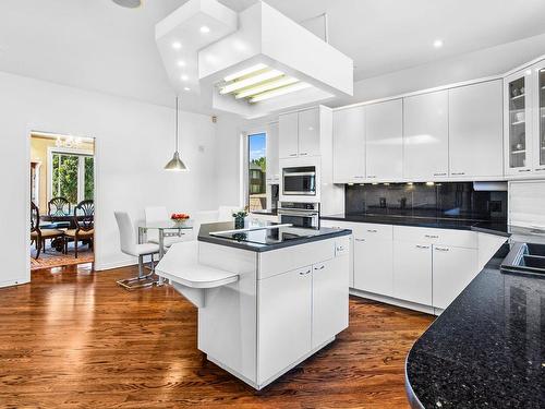 Kitchen - 5901 Av. Brandeis, Côte-Saint-Luc, QC - Indoor Photo Showing Kitchen With Double Sink With Upgraded Kitchen