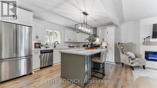 237 Memorial Drive, Brantford, ON - Indoor Photo Showing Kitchen With Upgraded Kitchen