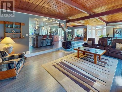 2060 Black Point Road, Powell River, BC - Indoor Photo Showing Living Room