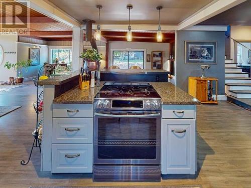 2060 Black Point Road, Powell River, BC - Indoor Photo Showing Kitchen