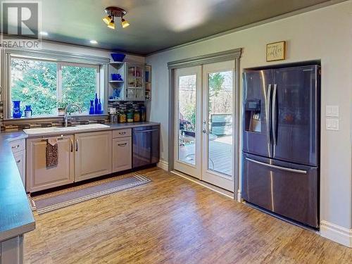 2060 Black Point Road, Powell River, BC - Indoor Photo Showing Kitchen