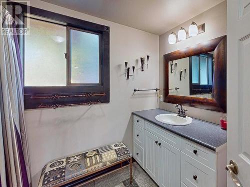 2060 Black Point Road, Powell River, BC - Indoor Photo Showing Bathroom