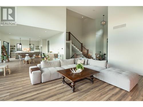 1435 Bear Creek Road, West Kelowna, BC - Indoor Photo Showing Living Room