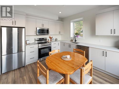 1435 Bear Creek Road, West Kelowna, BC - Indoor Photo Showing Kitchen