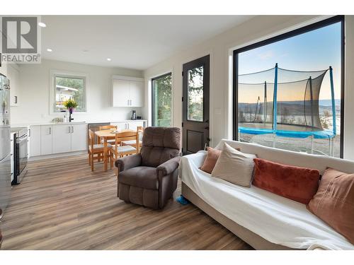 1435 Bear Creek Road, West Kelowna, BC - Indoor Photo Showing Living Room