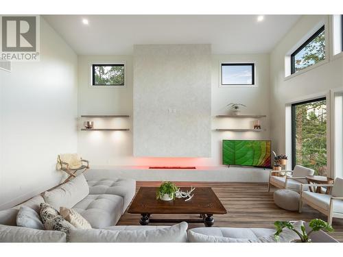 1435 Bear Creek Road, West Kelowna, BC - Indoor Photo Showing Living Room