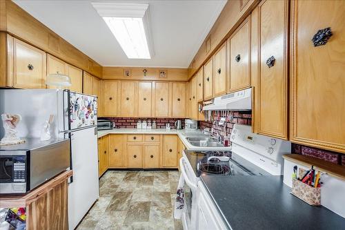 101 Cedar Avenue, Fruitvale, BC - Indoor Photo Showing Kitchen With Double Sink