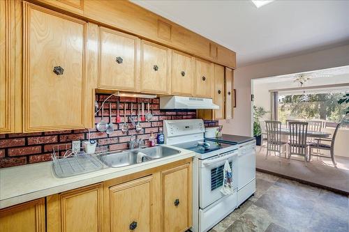 101 Cedar Avenue, Fruitvale, BC - Indoor Photo Showing Kitchen With Double Sink