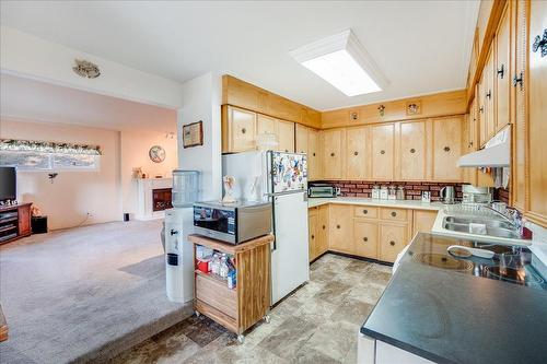 101 Cedar Avenue, Fruitvale, BC - Indoor Photo Showing Kitchen With Double Sink