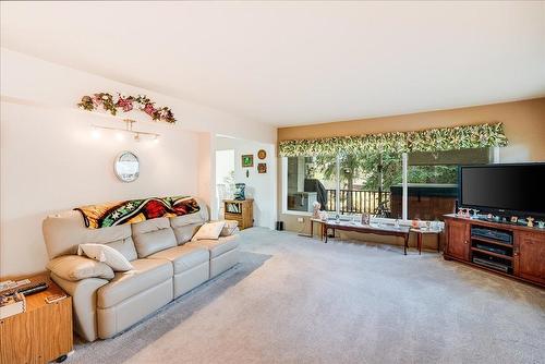 101 Cedar Avenue, Fruitvale, BC - Indoor Photo Showing Living Room