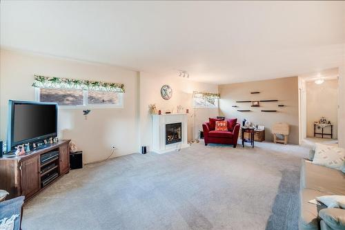 101 Cedar Avenue, Fruitvale, BC - Indoor Photo Showing Living Room With Fireplace