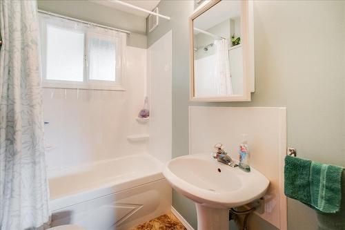 101 Cedar Avenue, Fruitvale, BC - Indoor Photo Showing Bathroom