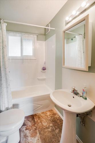 101 Cedar Avenue, Fruitvale, BC - Indoor Photo Showing Bathroom